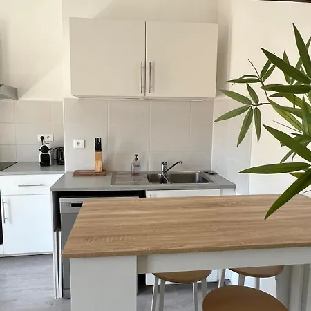 Spacious & Quiet - 50 M From Cathedral Apartment